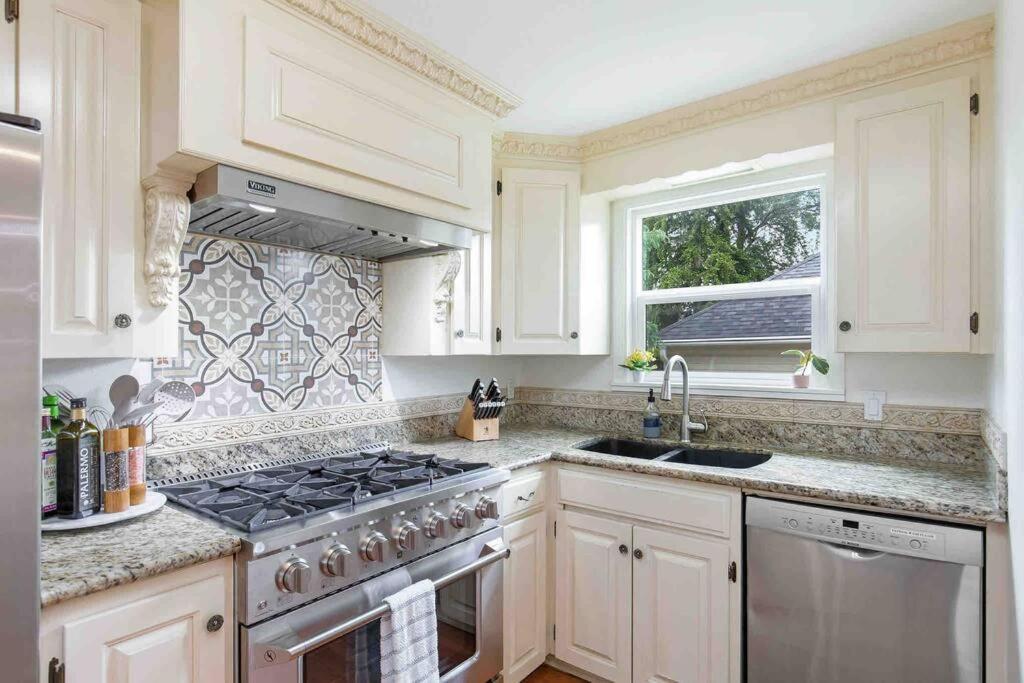 Family Compound W/guest House And Game Room! Tacoma