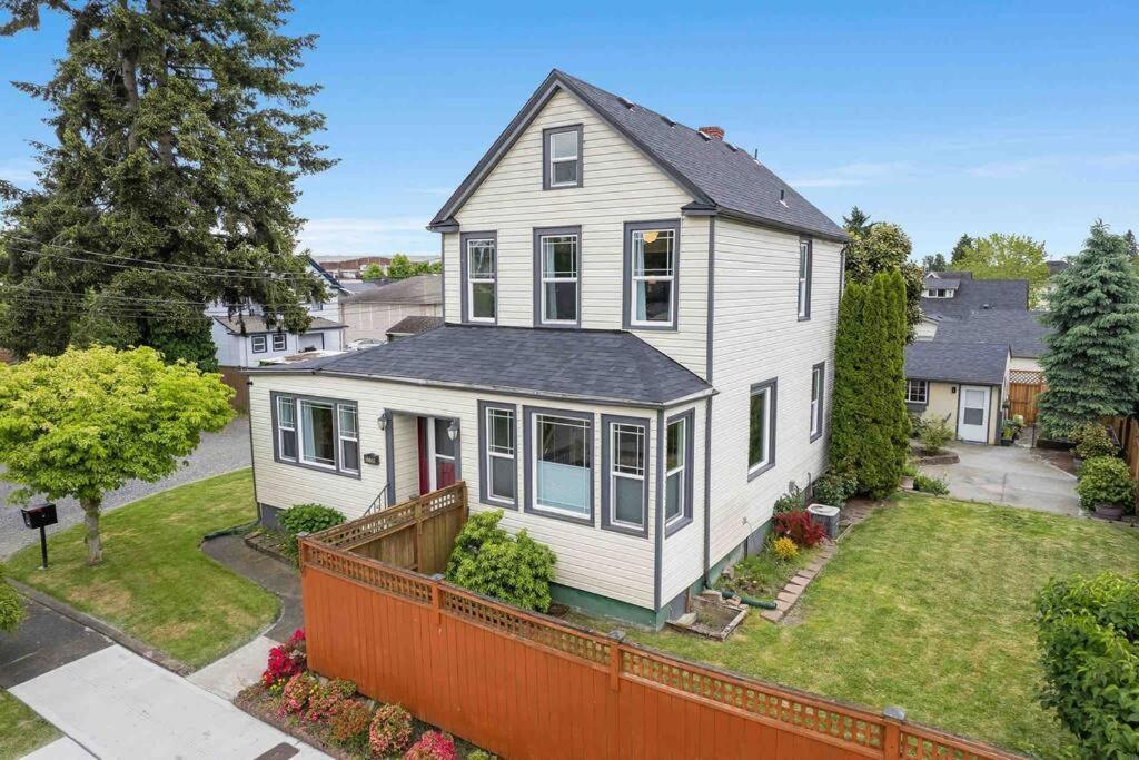 Holiday home Family Compound W/guest House And Game Room!