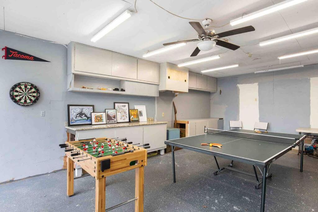 Family Compound W/guest House And Game Room! Holiday home