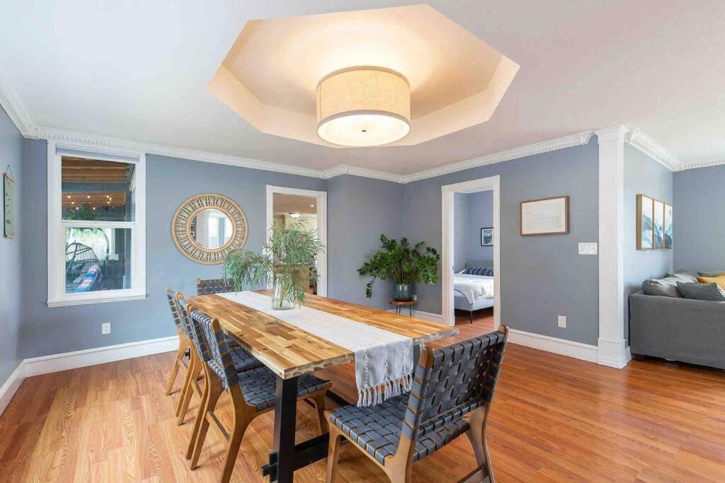 Family Compound W/guest House And Game Room! Tacoma