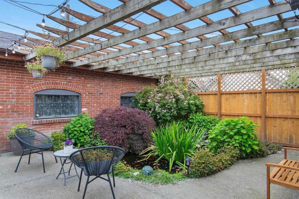Family Compound W/guest House And Game Room! Holiday home