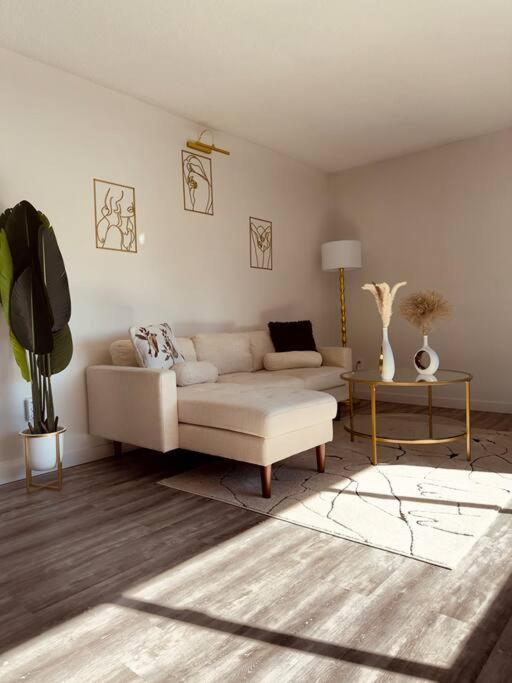 Charming 2 Bedroom In Apartment *