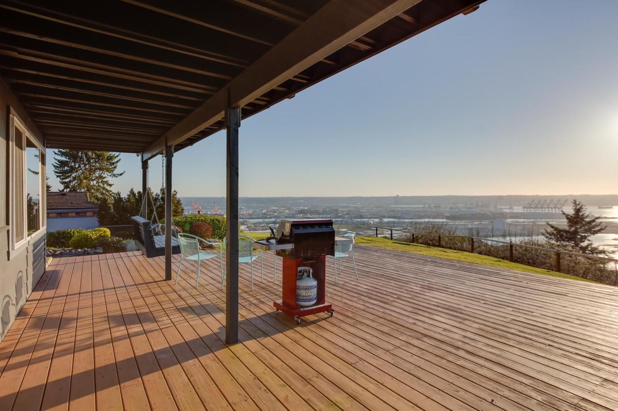 Apartment Scenic With Deck And Fire Pit!