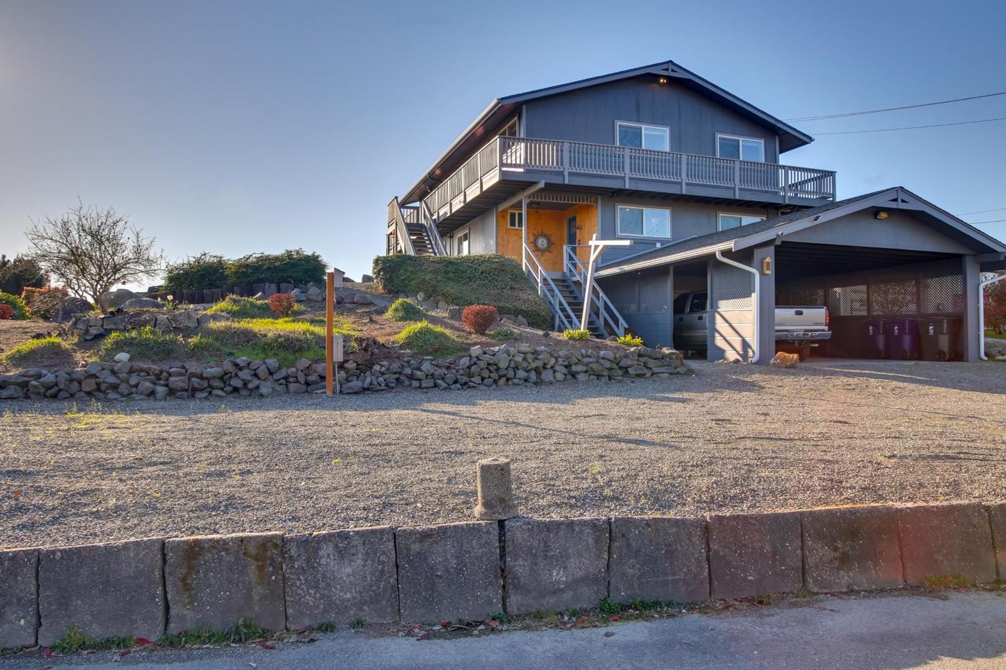 Apartment Scenic With Deck And Fire Pit!