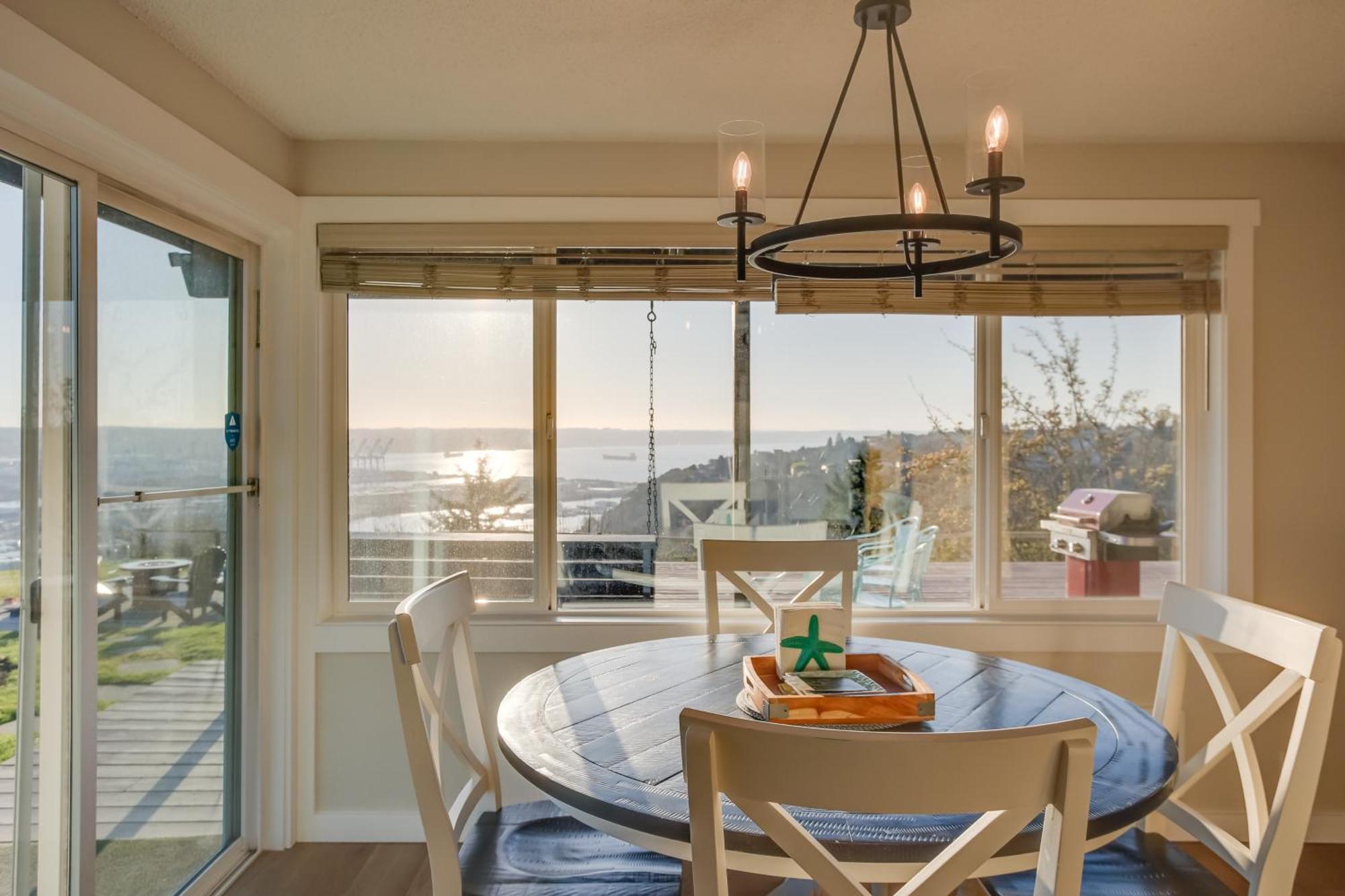 Apartment Scenic With Deck And Fire Pit!