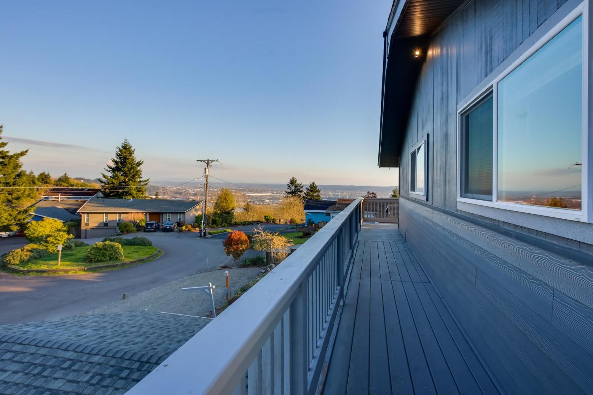 Charming With Deck And Skyline Views! Tacoma