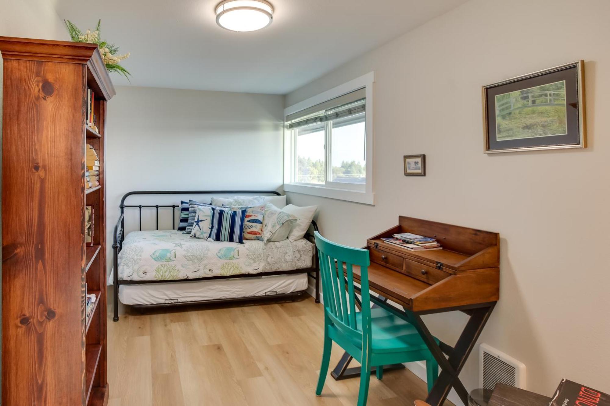 Charming With Deck And Skyline Views! Apartment