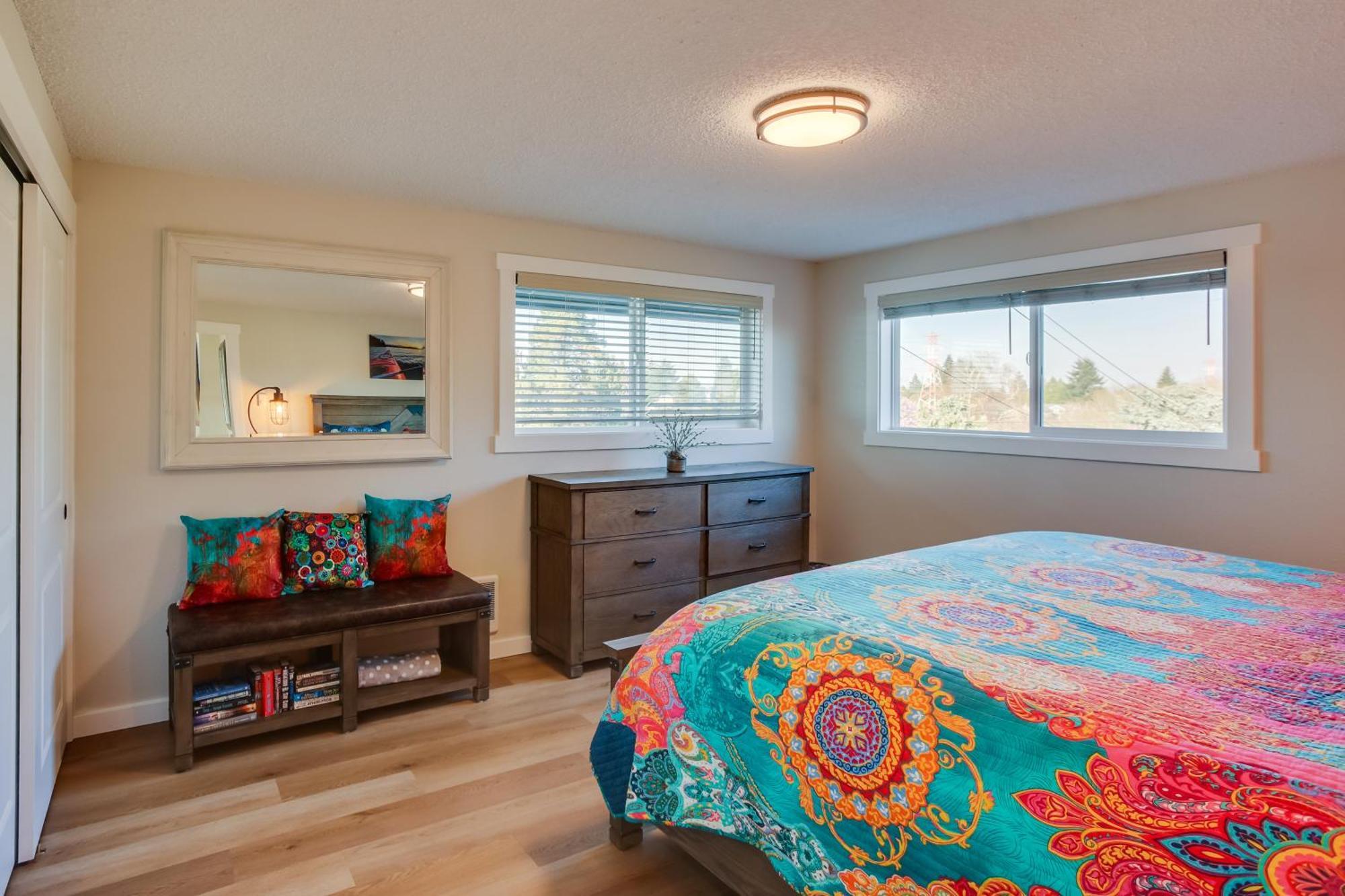 Charming With Deck And Skyline Views! Apartment *