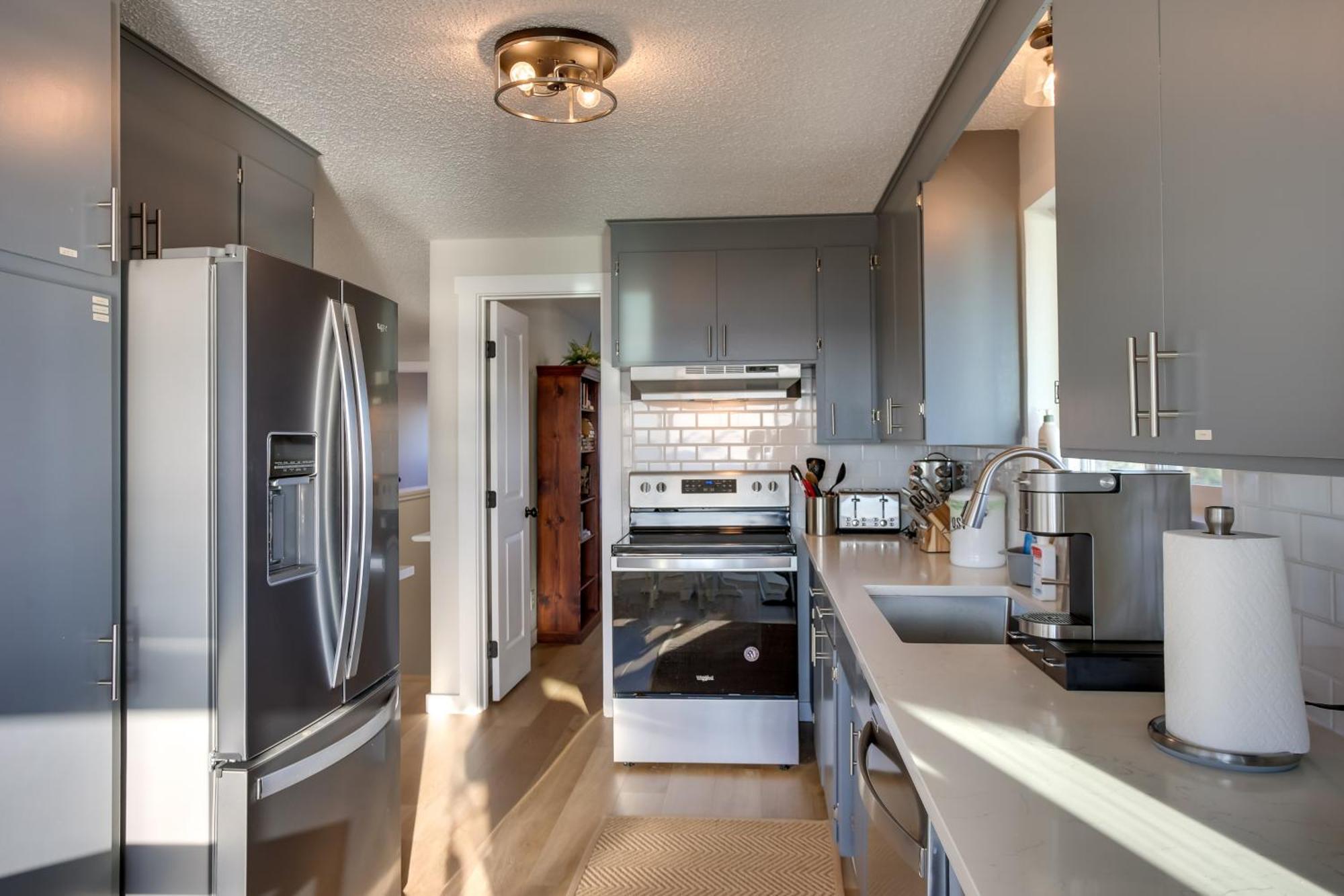 Charming With Deck And Skyline Views! Apartment