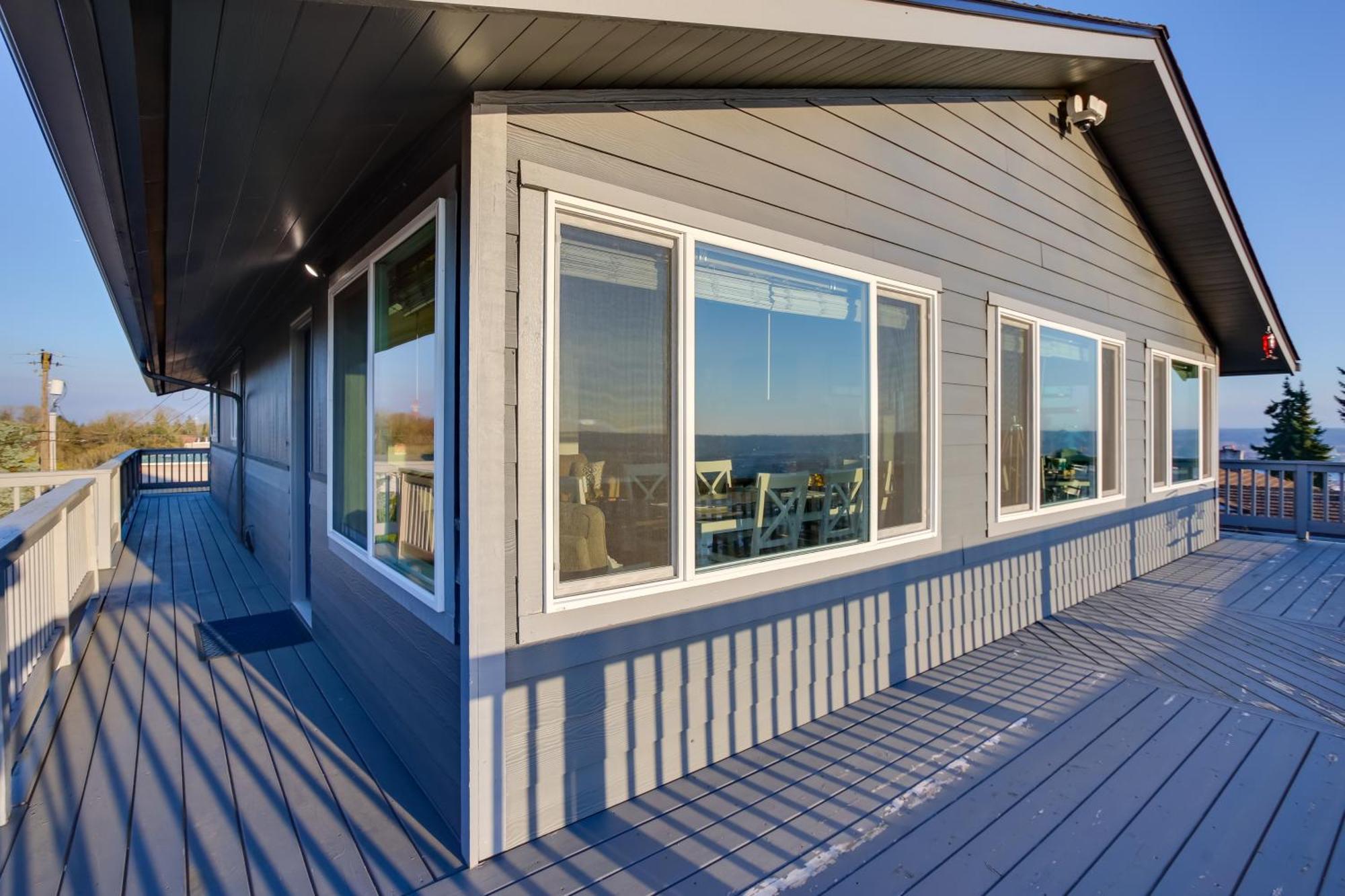Charming With Deck And Skyline Views! * Tacoma