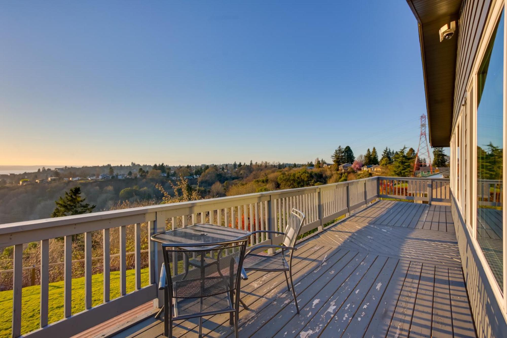 Apartment Charming With Deck And Skyline Views!