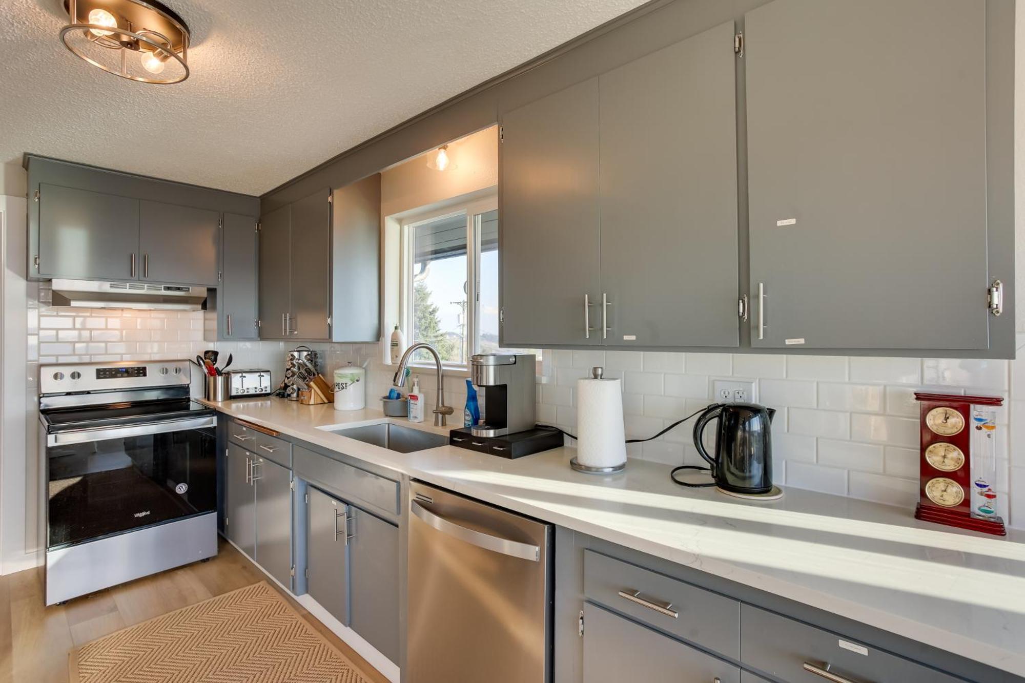 Charming With Deck And Skyline Views! Apartment