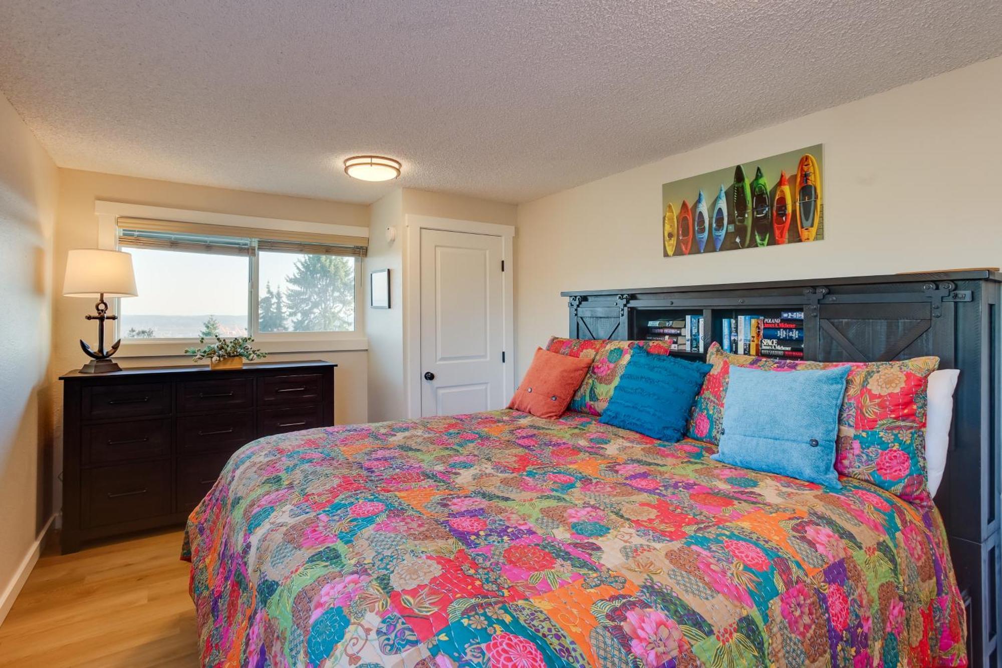 Charming With Deck And Skyline Views! *