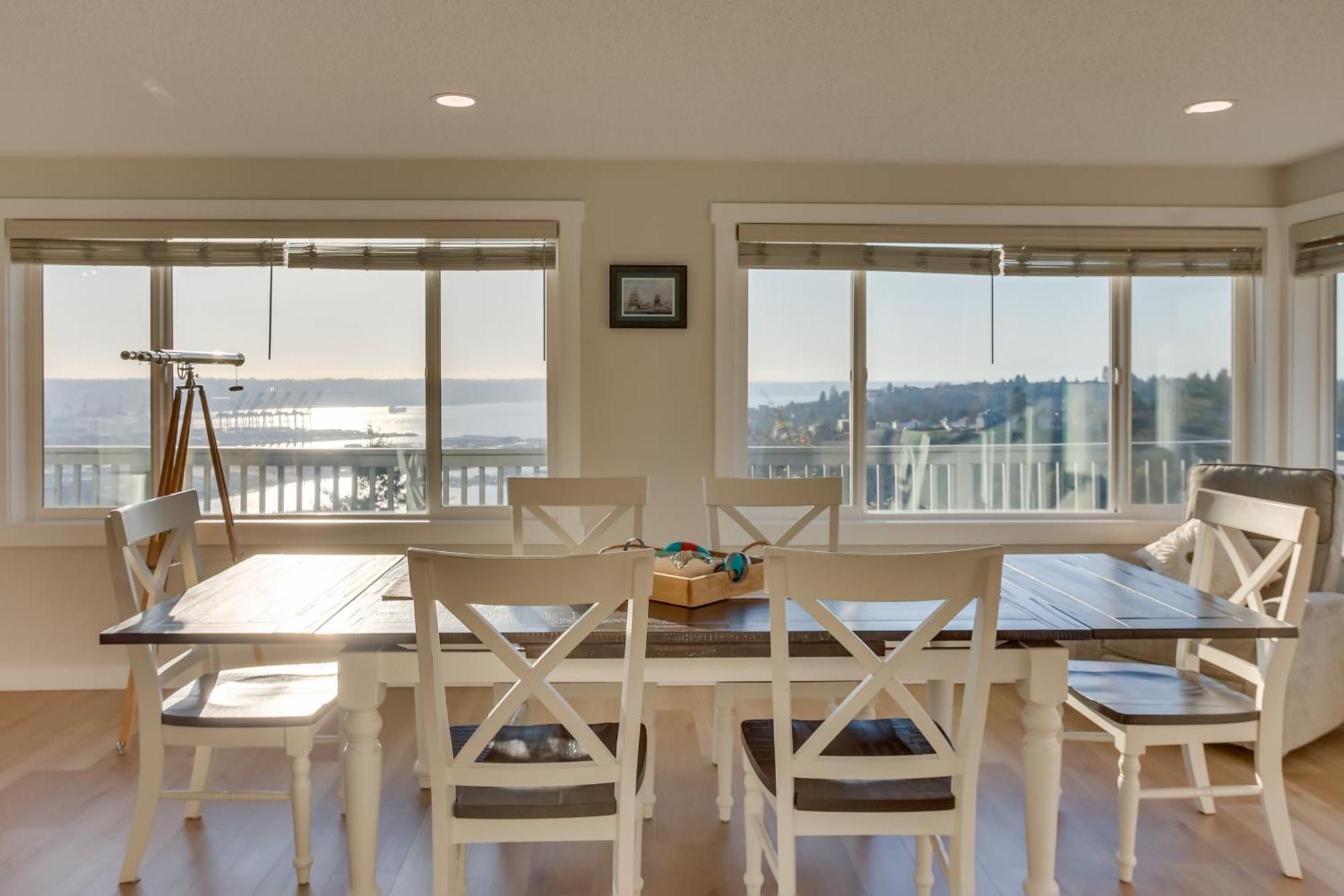 Apartment Charming With Deck And Skyline Views! Tacoma