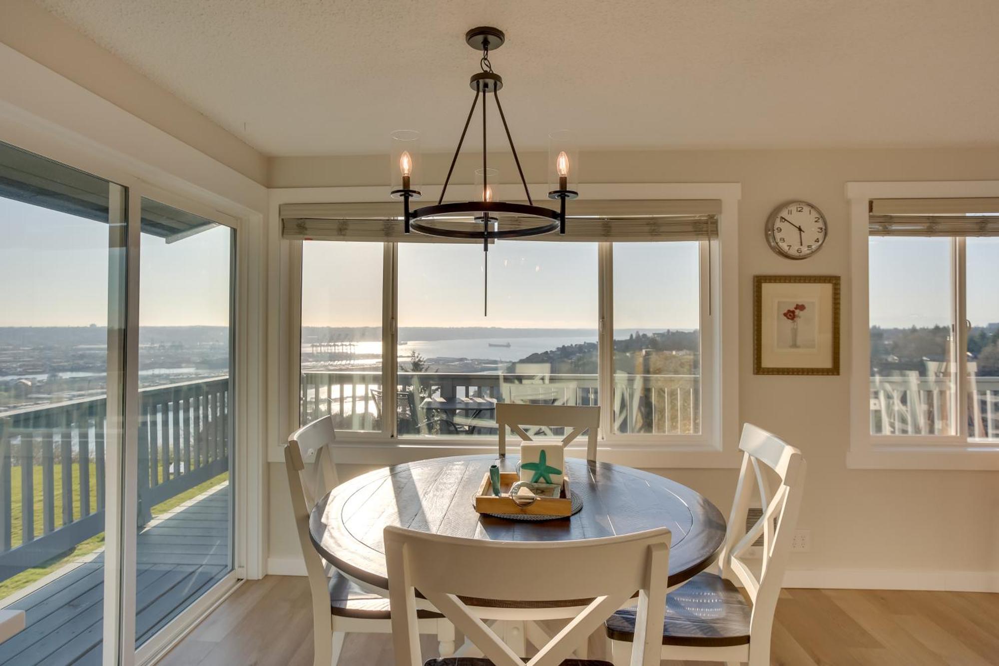 Apartment Charming With Deck And Skyline Views!