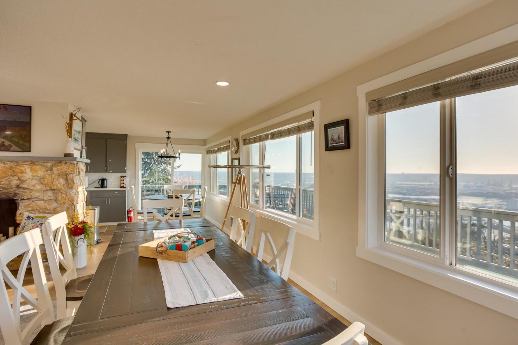 Charming With Deck And Skyline Views! Apartment