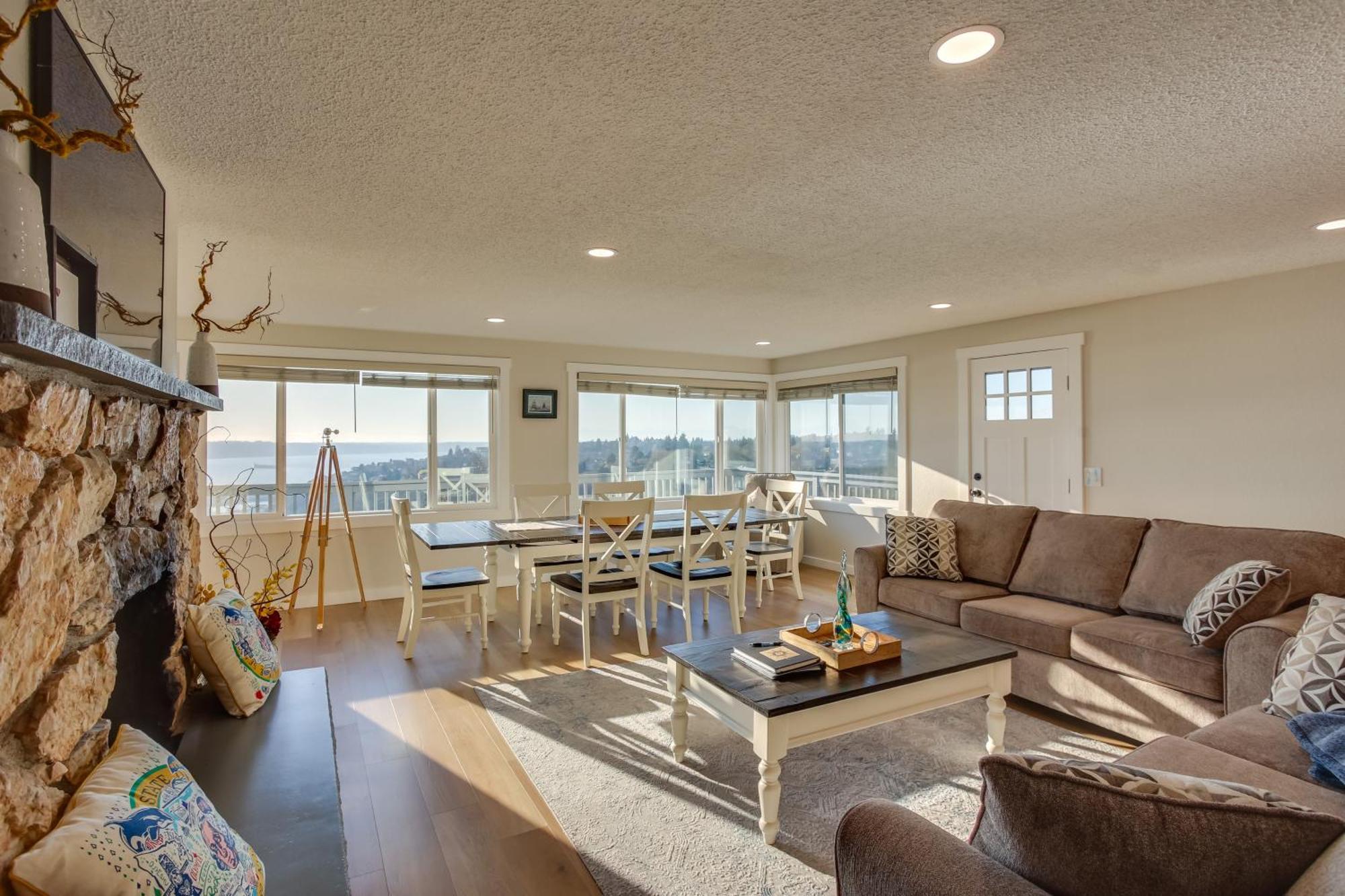 Charming With Deck And Skyline Views! *
