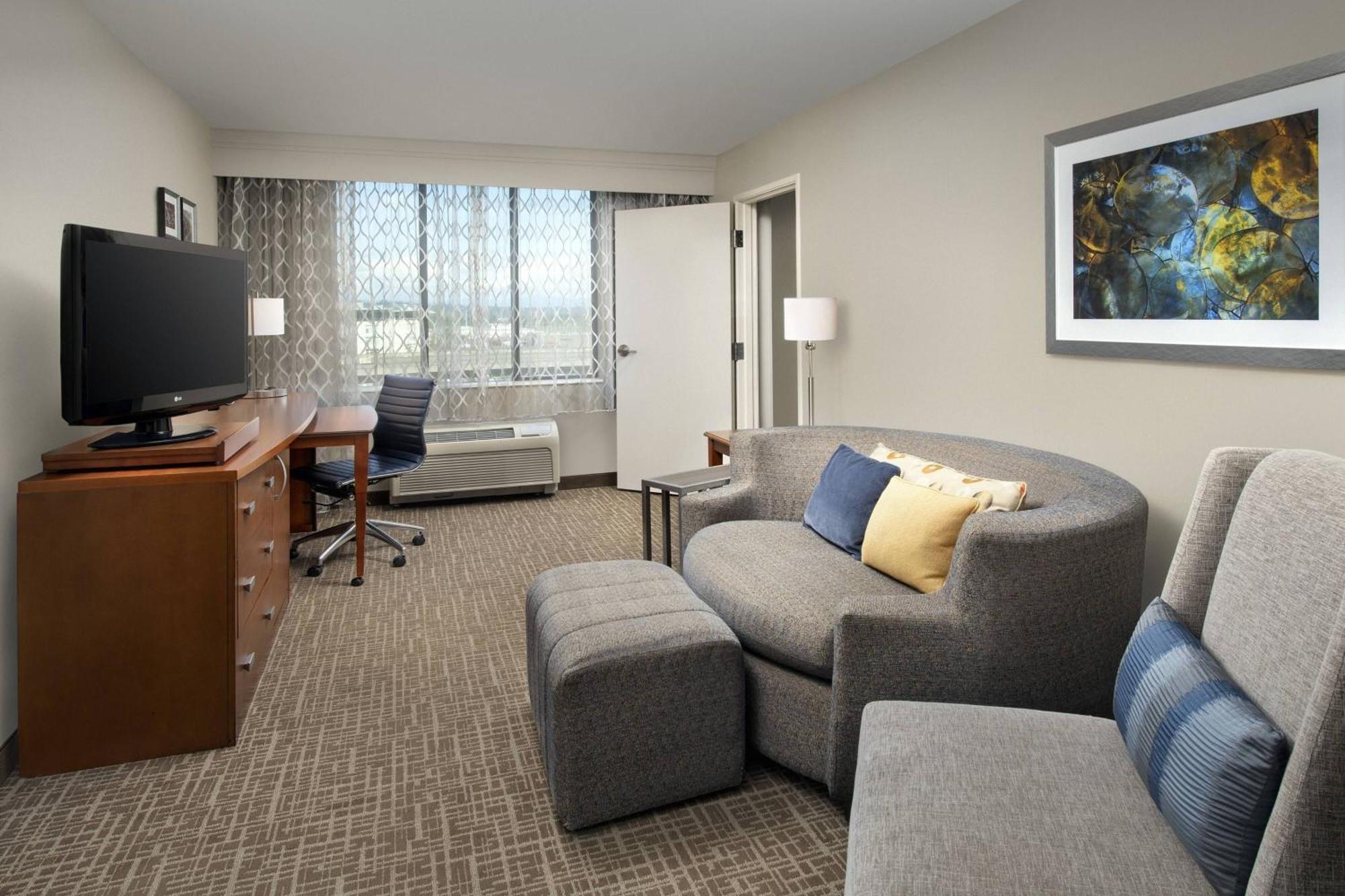 Courtyard Downtown Hotel
