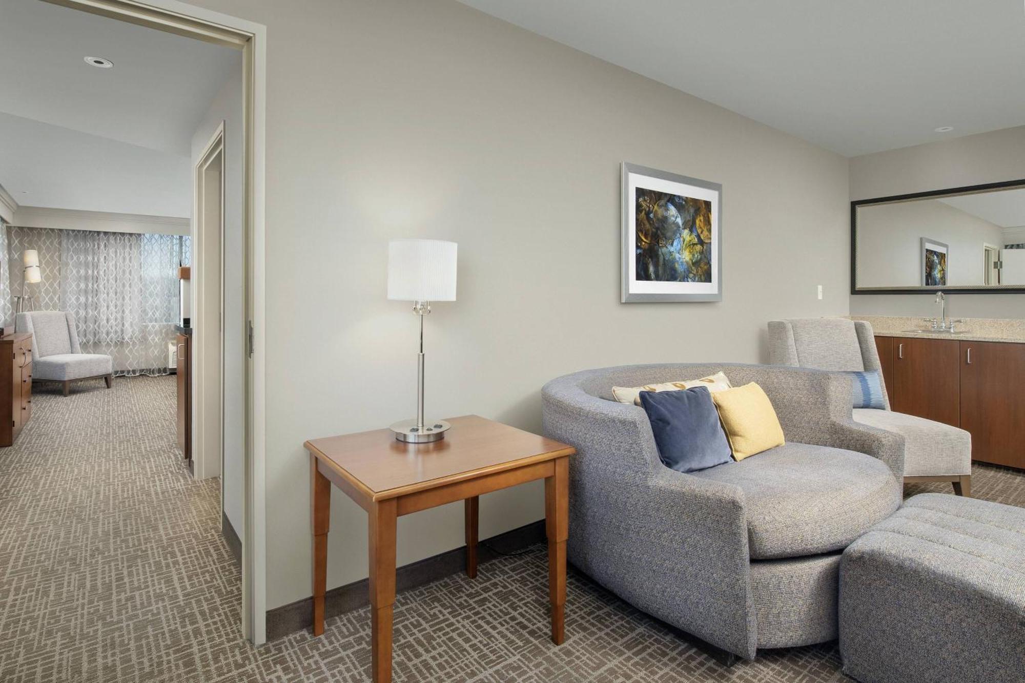 Courtyard Downtown 3*