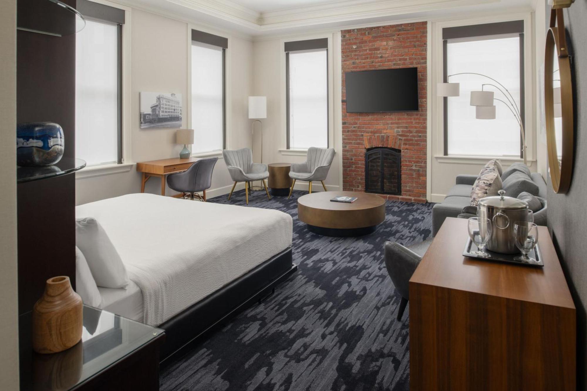 Courtyard Downtown Hotel 3*
