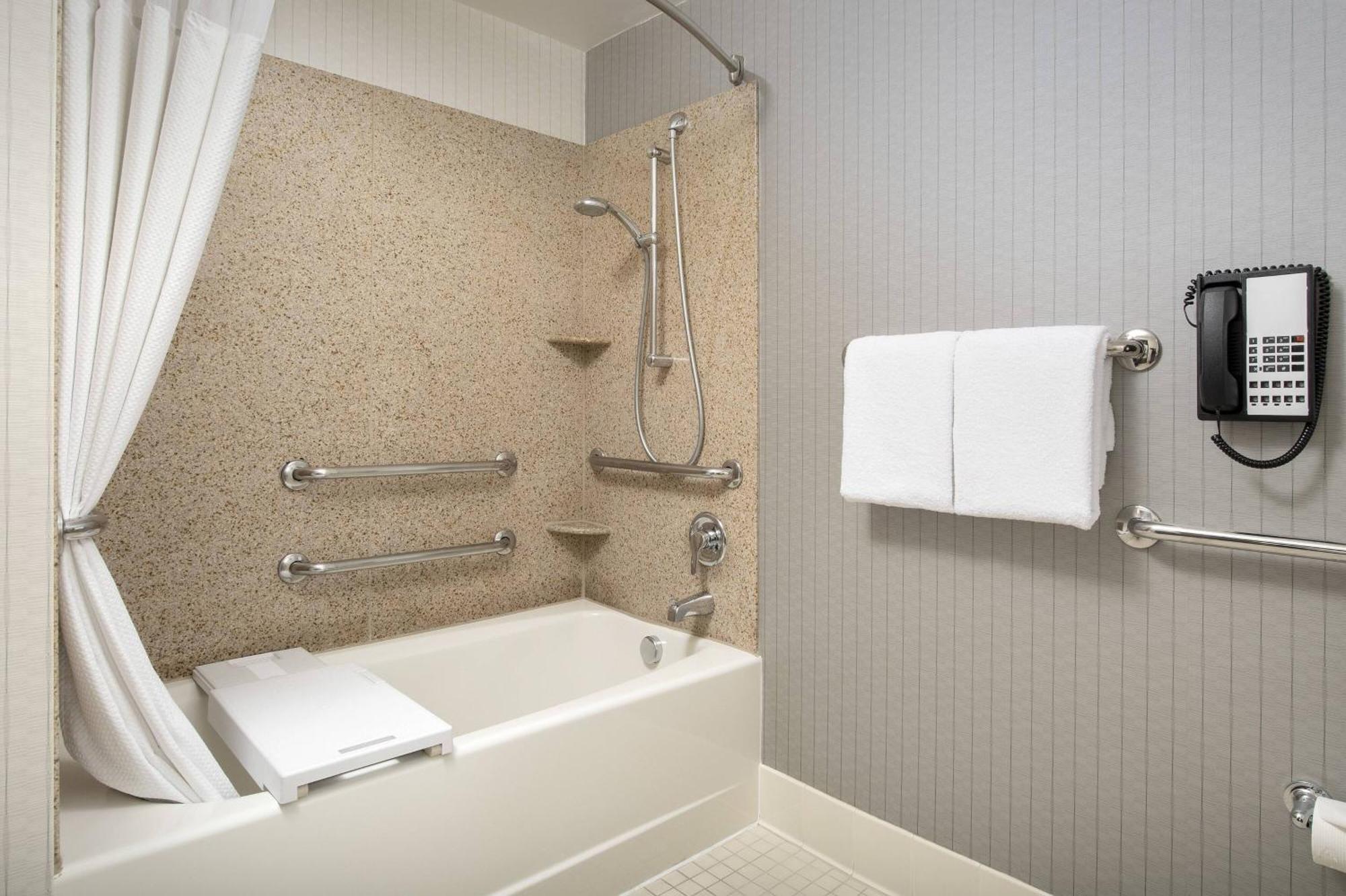 Courtyard Downtown Hotel 3*