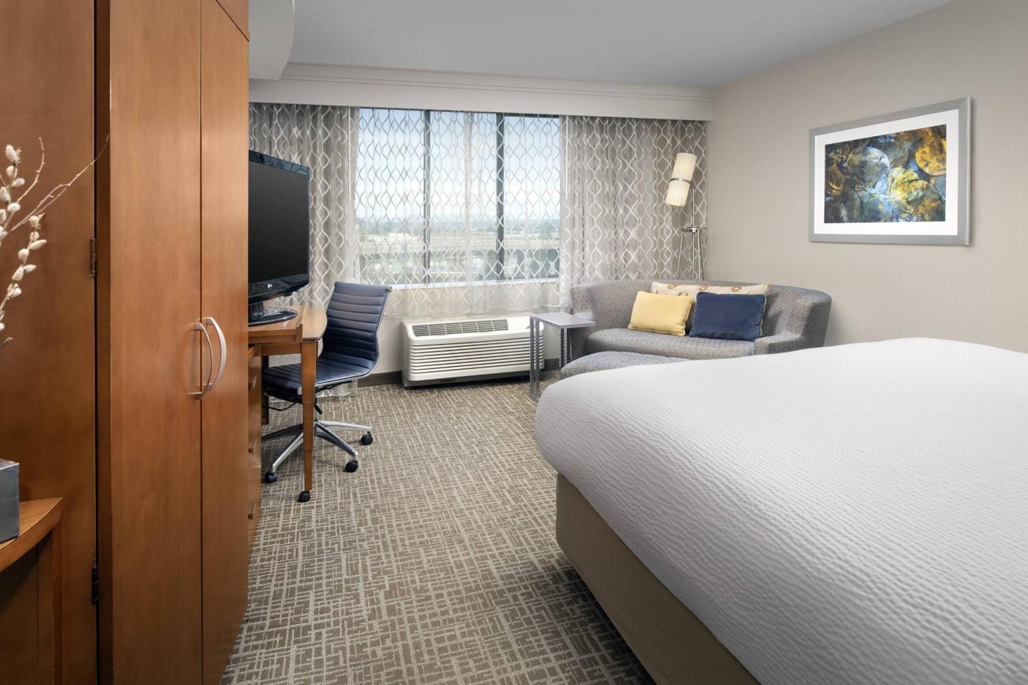 Courtyard Downtown Hotel 3*