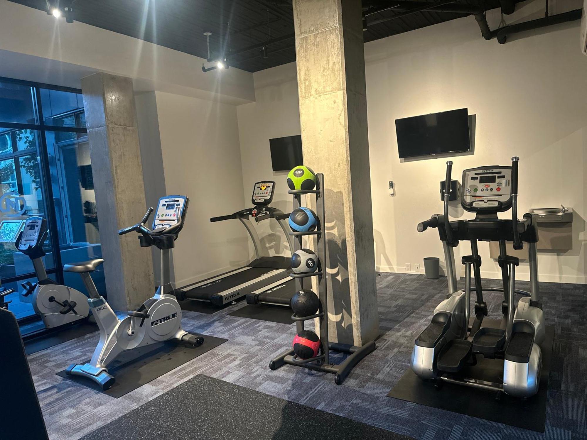 Top Luxury Lifestyle- Downtown Near Everything Convention Center And More Apartment *