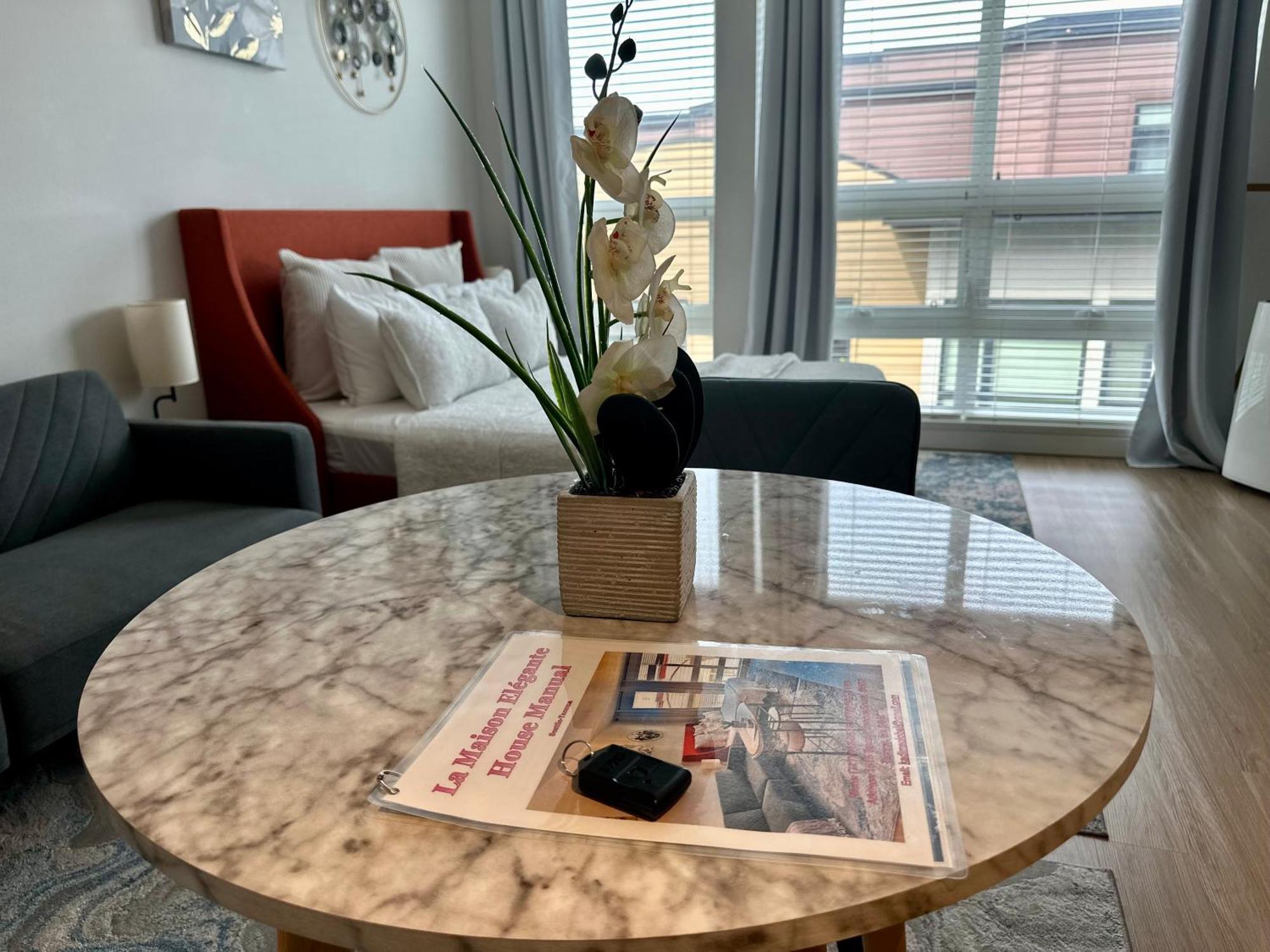 Top Luxury Lifestyle- Downtown Near Everything Convention Center And More