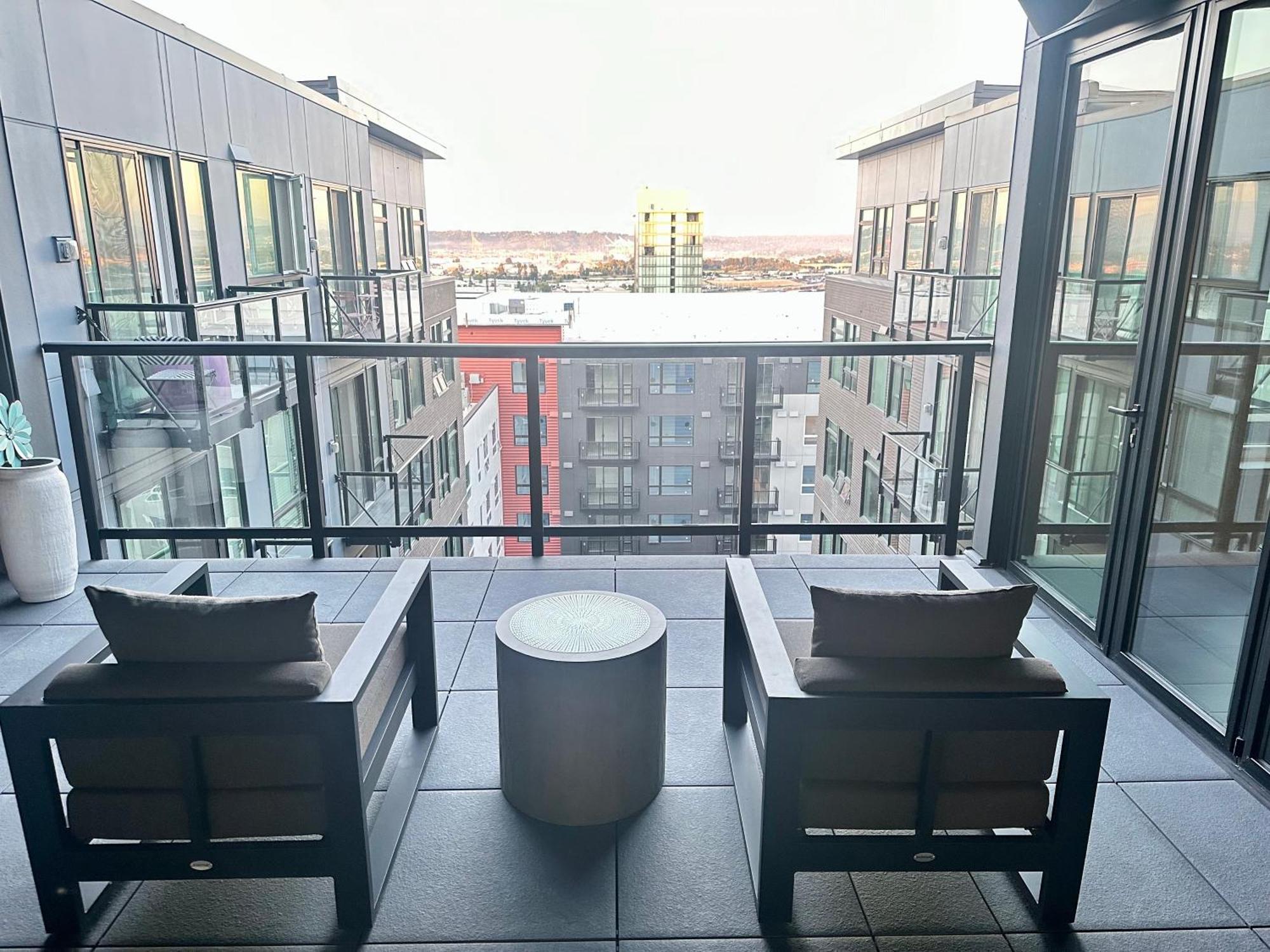 Top Luxury Lifestyle- Downtown Near Everything Convention Center And More *