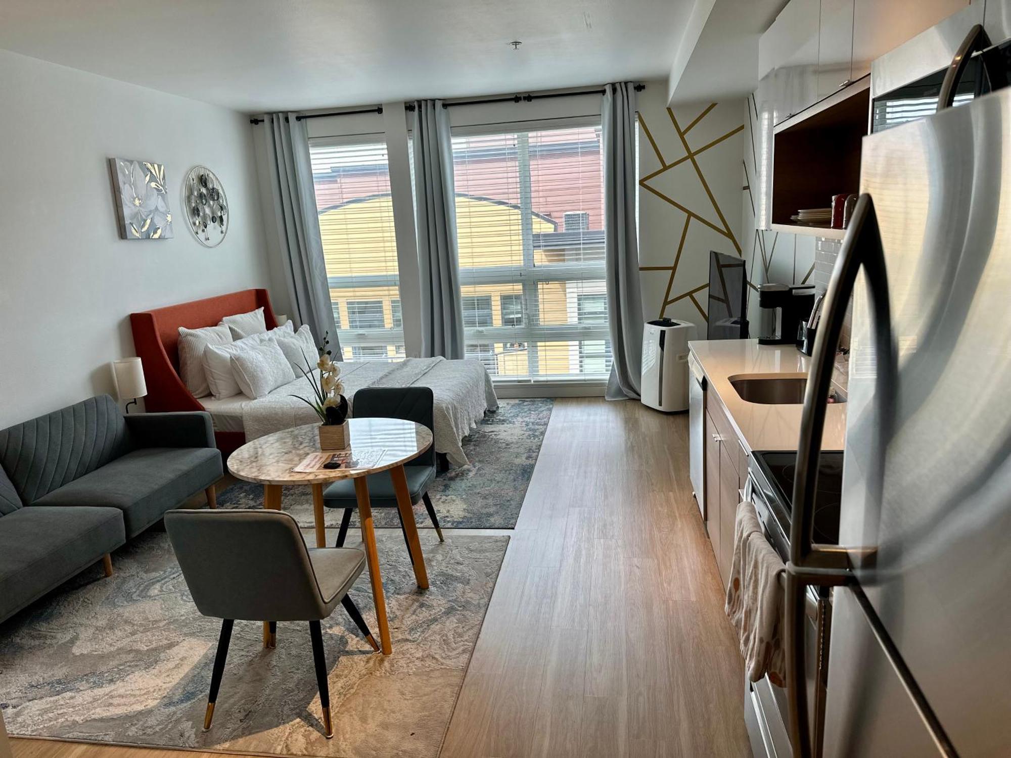 Top Luxury Lifestyle- Downtown Near Everything Convention Center And More