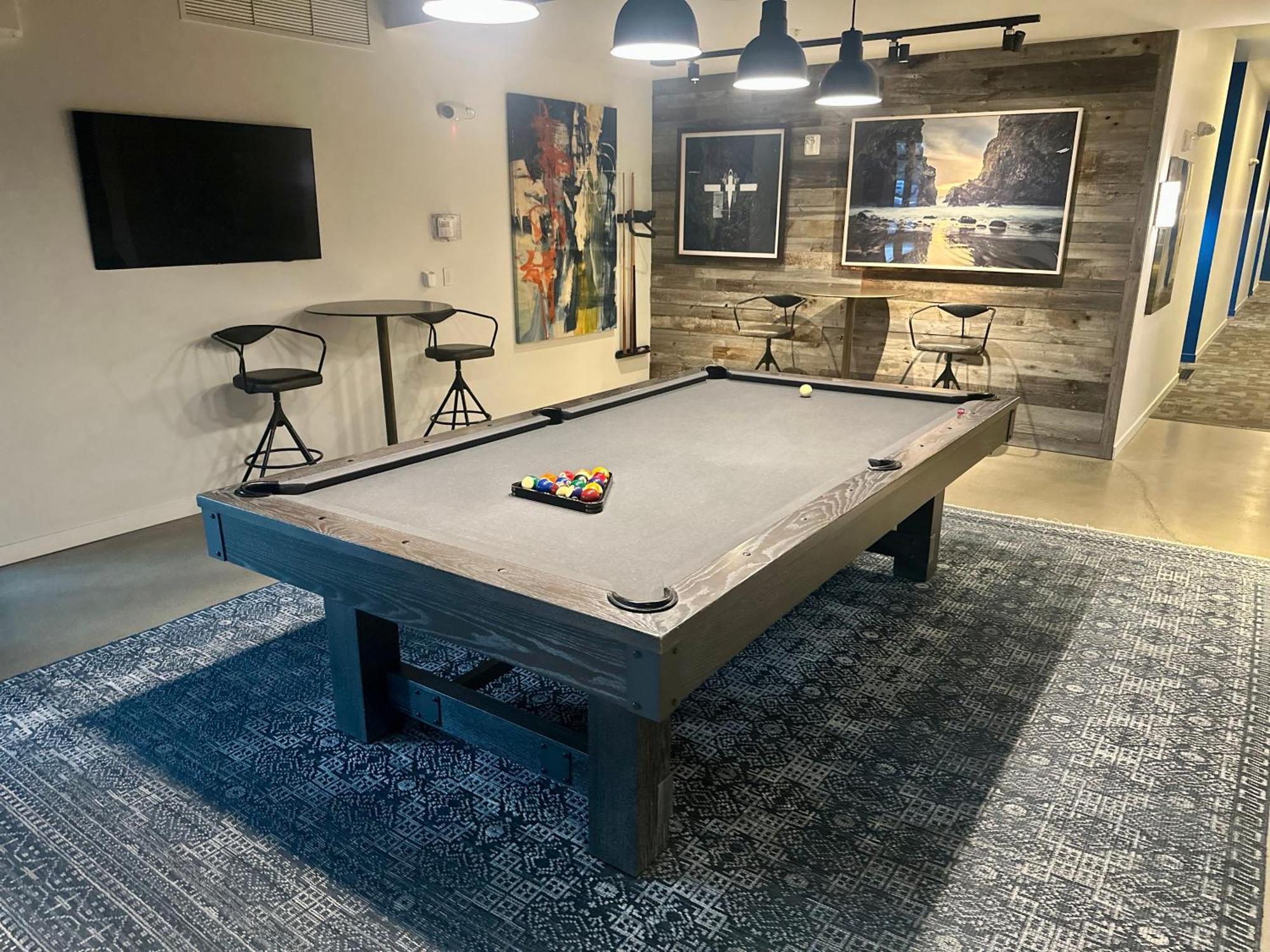 Top Luxury Lifestyle- Downtown Near Everything Convention Center And More *