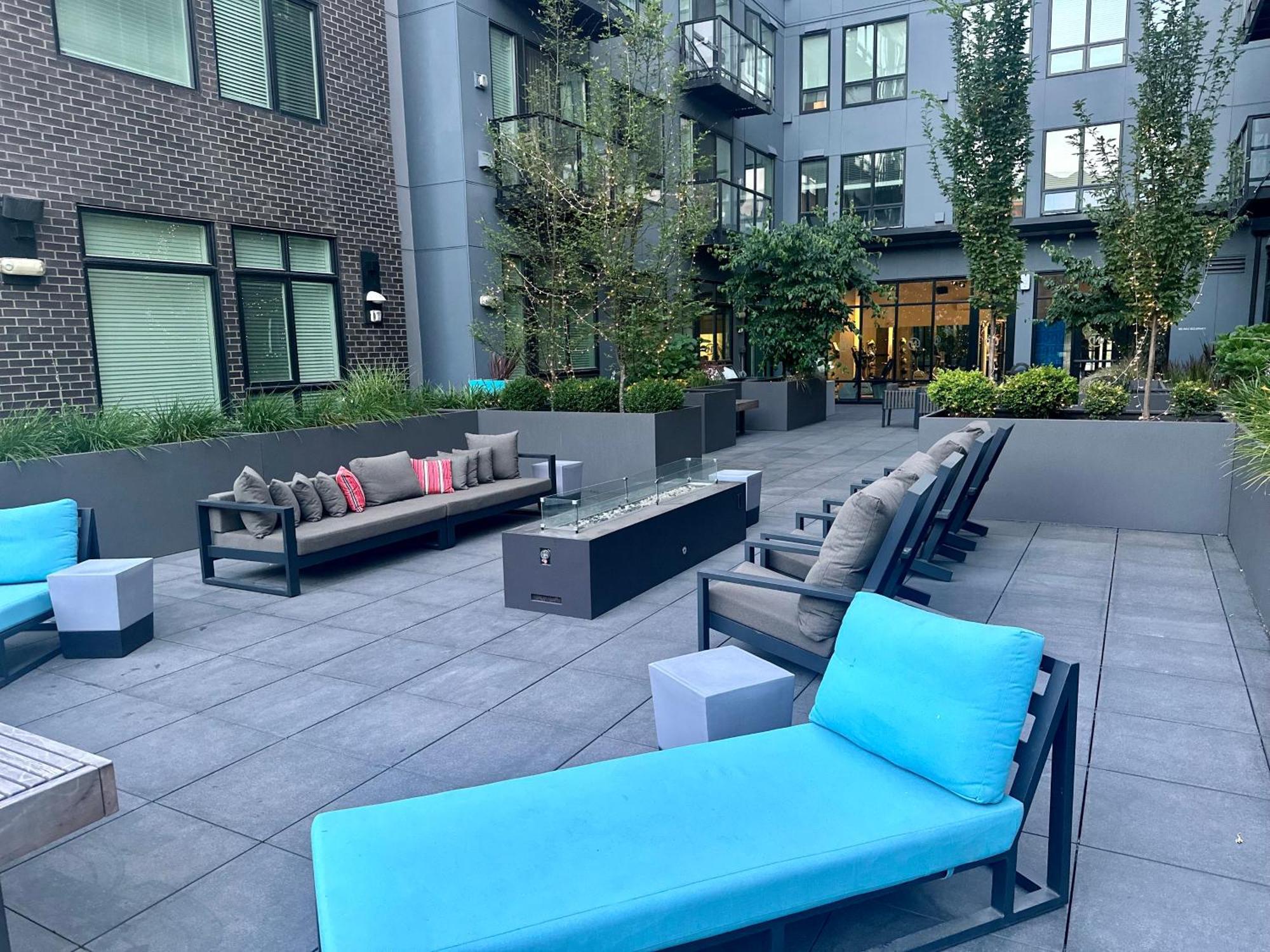 Top Luxury Lifestyle- Downtown Near Everything Convention Center And More