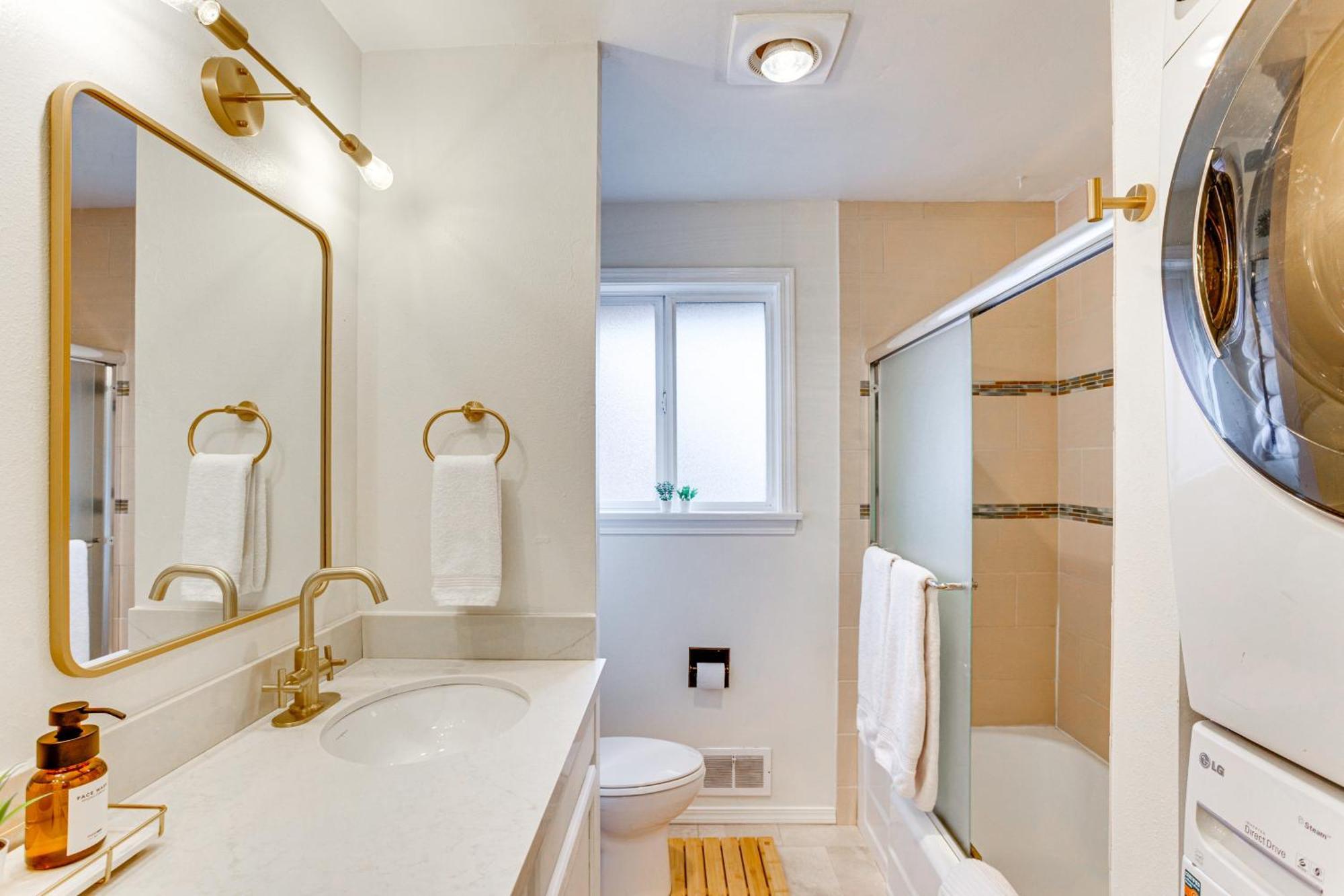 Vibrant Retreat, Near Point Defiance Park! *
