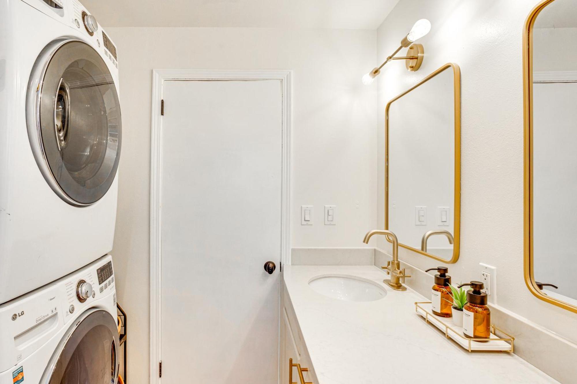 Vibrant Retreat, Near Point Defiance Park! Tacoma