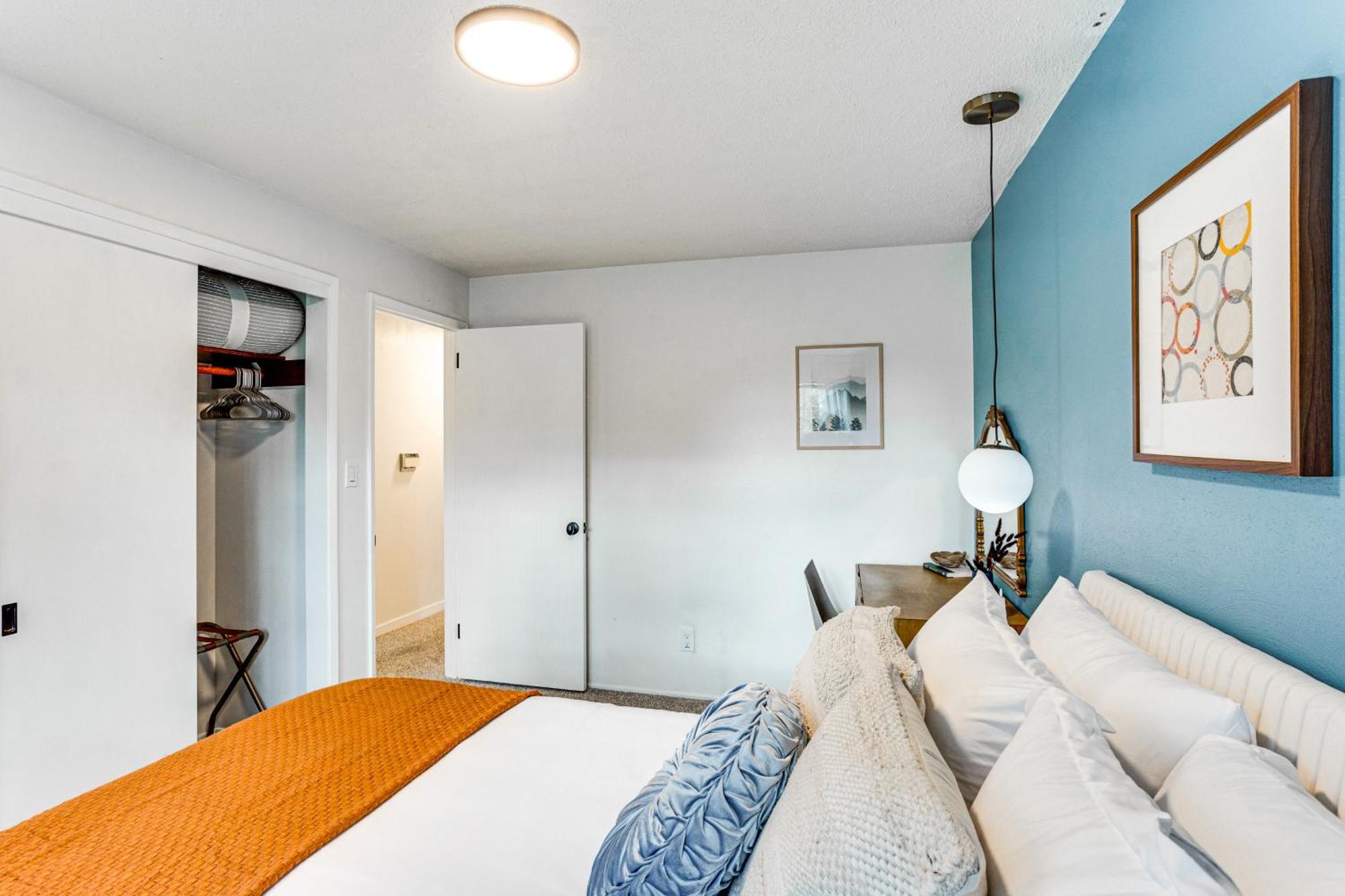 Vibrant Retreat, Near Point Defiance Park! Casa de férias Tacoma