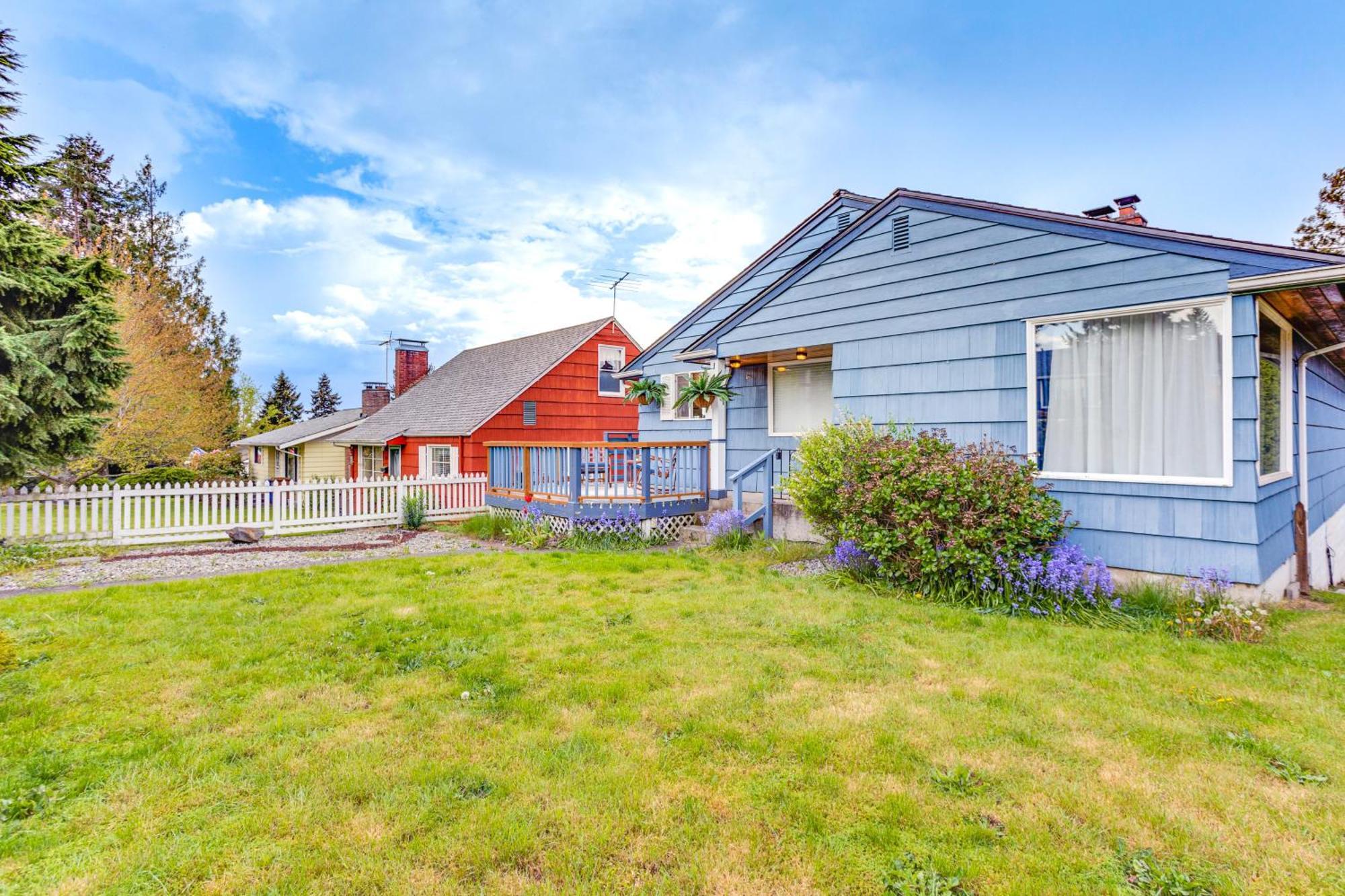 Vibrant Retreat, Near Point Defiance Park! Casa de férias