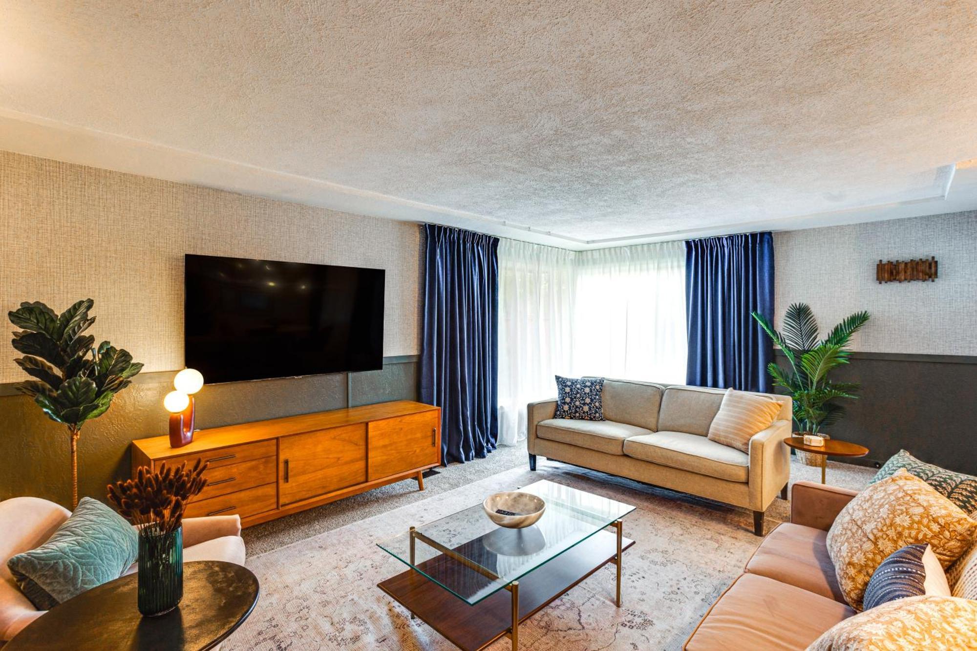 Vibrant Retreat, Near Point Defiance Park! Casa de férias