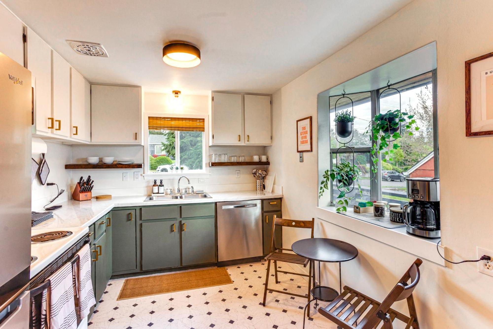 Vibrant Retreat, Near Point Defiance Park! Casa de férias Tacoma