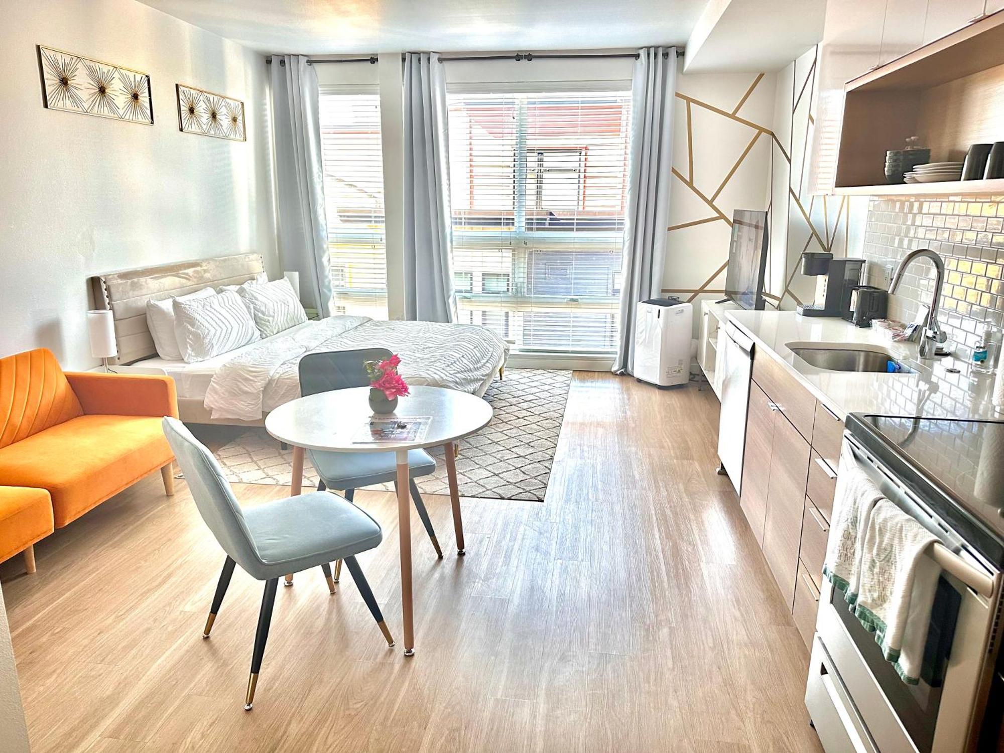 Apartment Modern Downtown Tacoma: King With Netflix & Rooftop