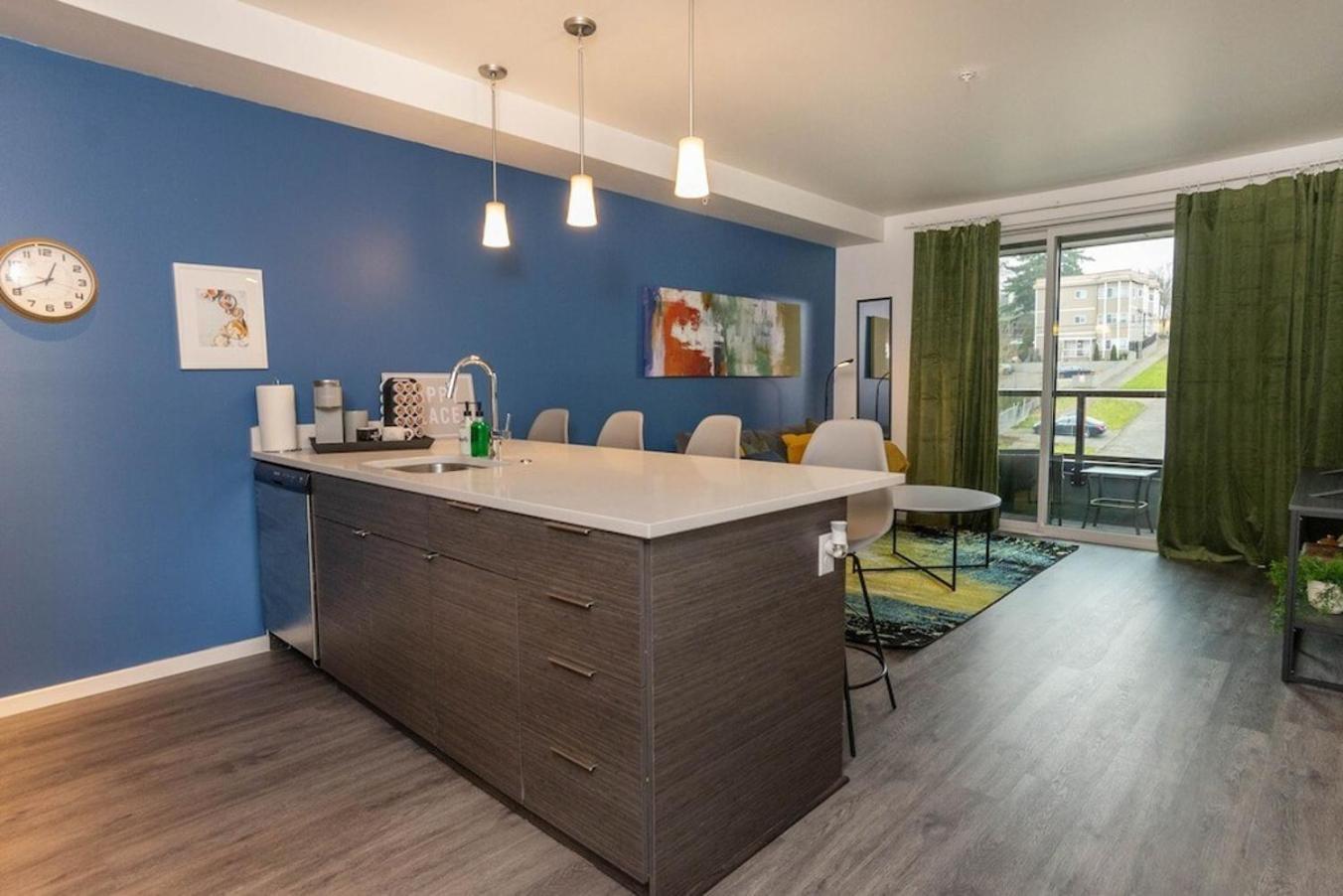 Apartment Downtown-smart Tv-king Bed-self Check-in-balcony *
