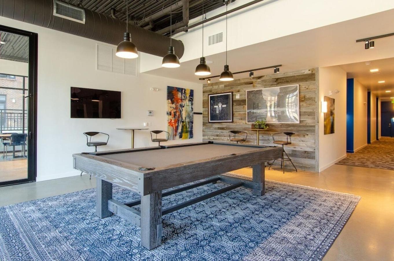 Apartment Downtown-smart Tv-king Bed-self Check-in-balcony