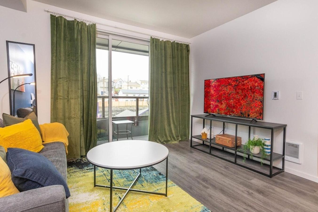 Downtown-smart Tv-king Bed-self Check-in-balcony * Tacoma