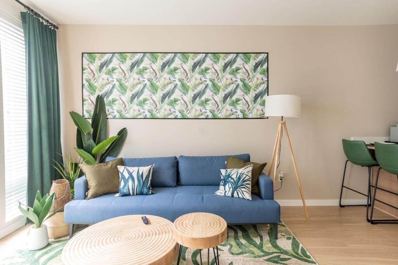 Palm Theme King Bed Paid Garage 55