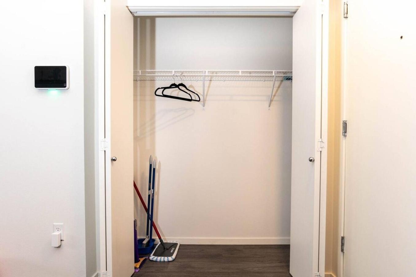 Apartment Downtown-smart Tv-king Bed-self Check-in-balcony *