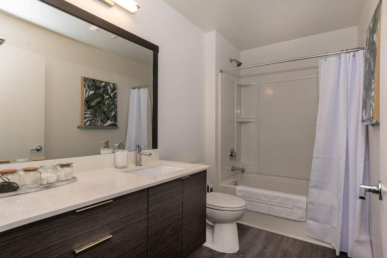 Downtown-smart Tv-king Bed-self Check-in-balcony