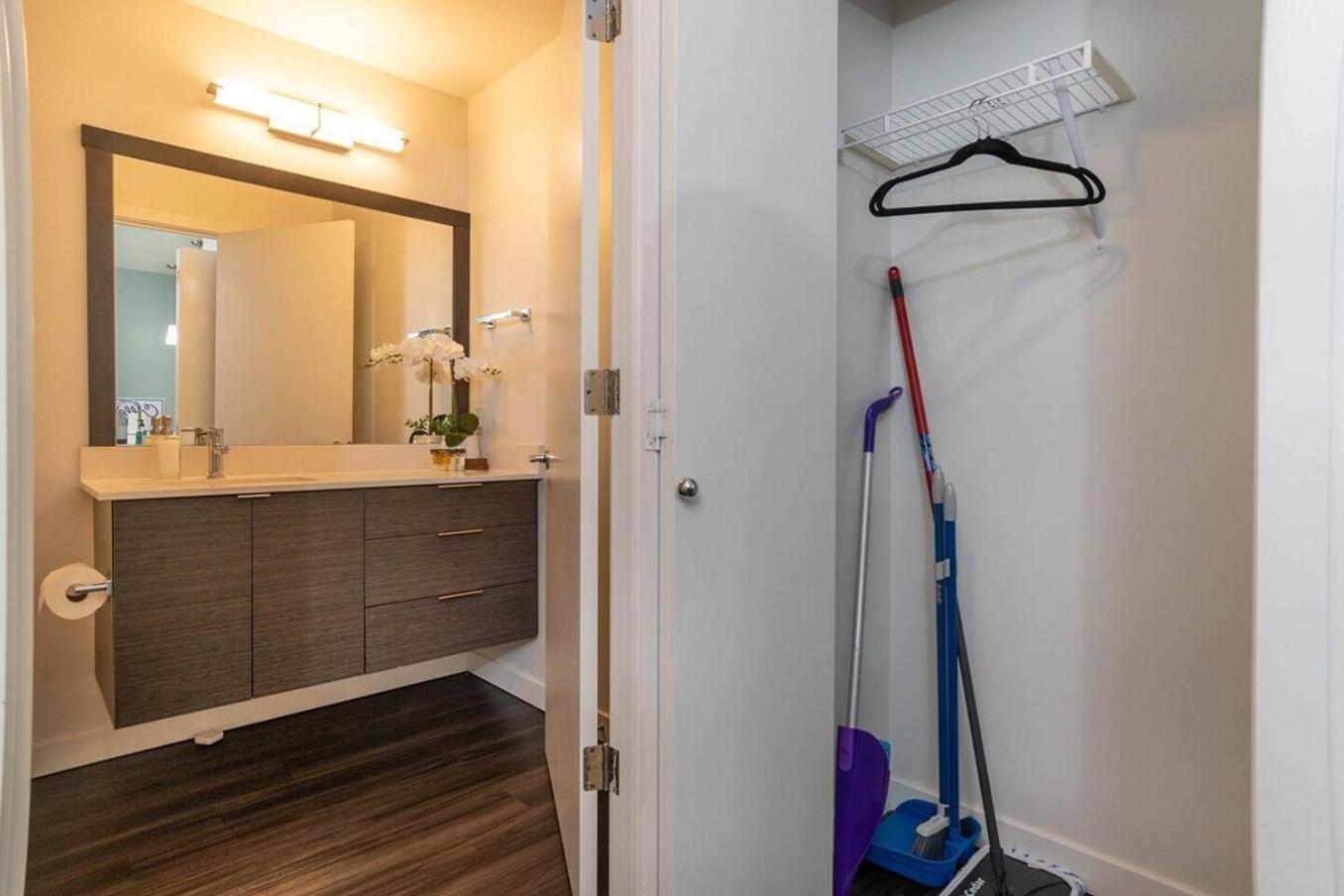 Self Check-in-washer-dryer-4ksmart Tv-king Bed-gym Tacoma