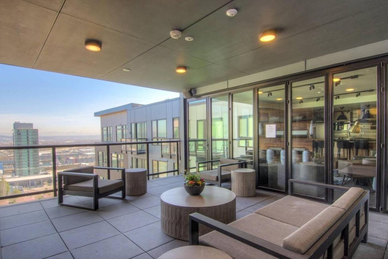 Apartment Downtown-smart Tv-king Bed-self Check-in-balcony