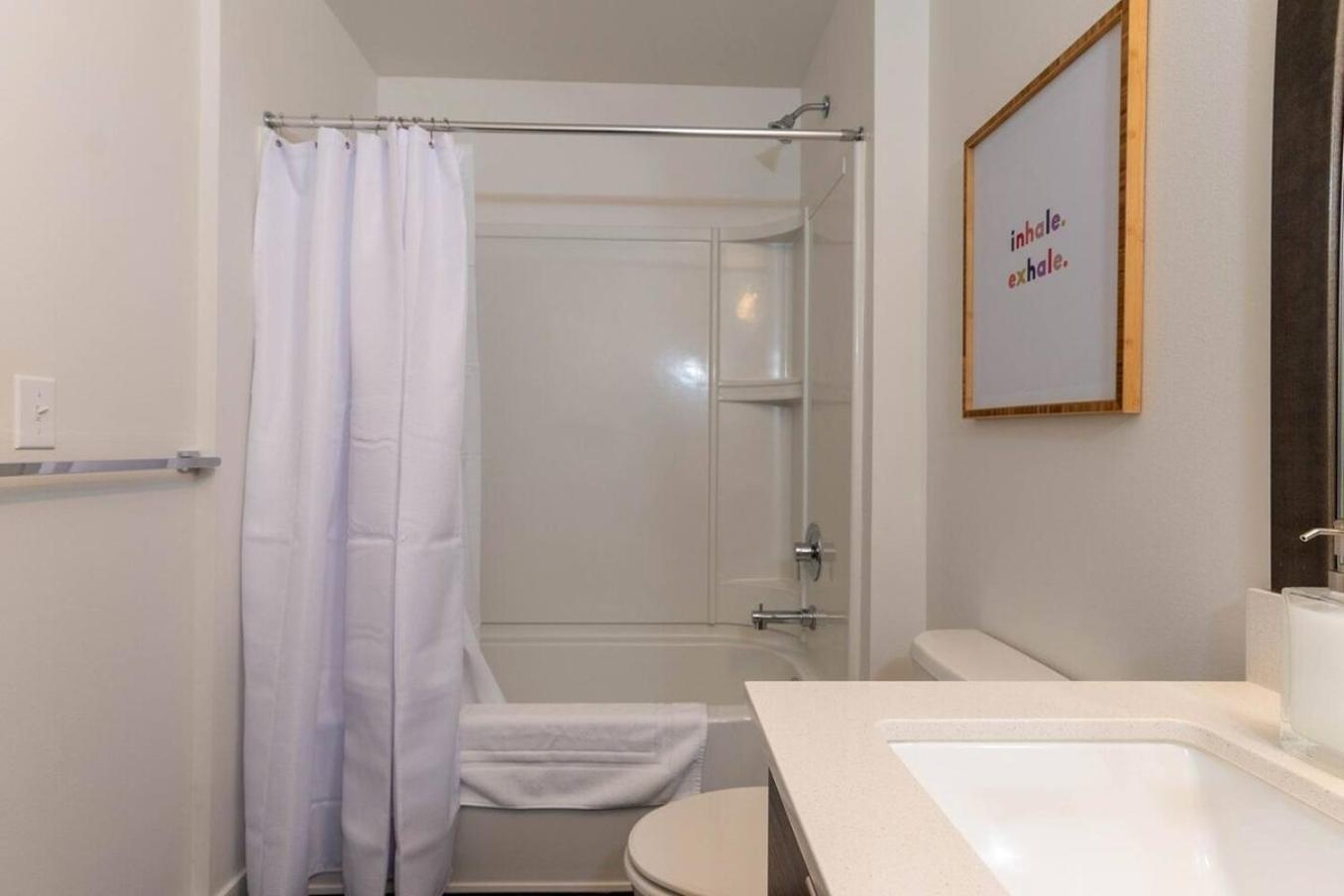 Aparthotel Self Check-in-washer-dryer-4ksmart Tv-king Bed-gym Tacoma