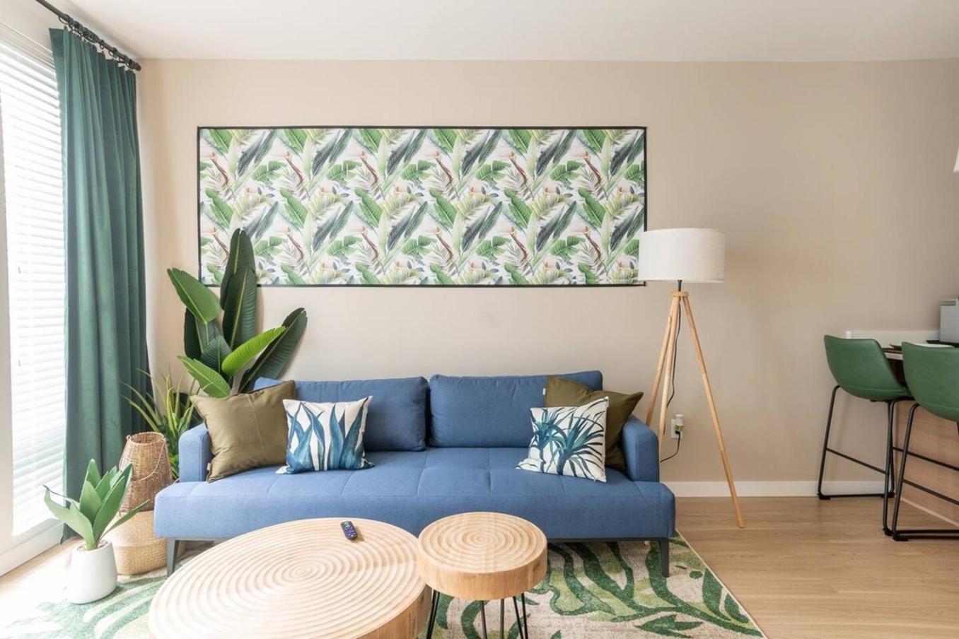 Palm Theme King Bed Paid Garage 55