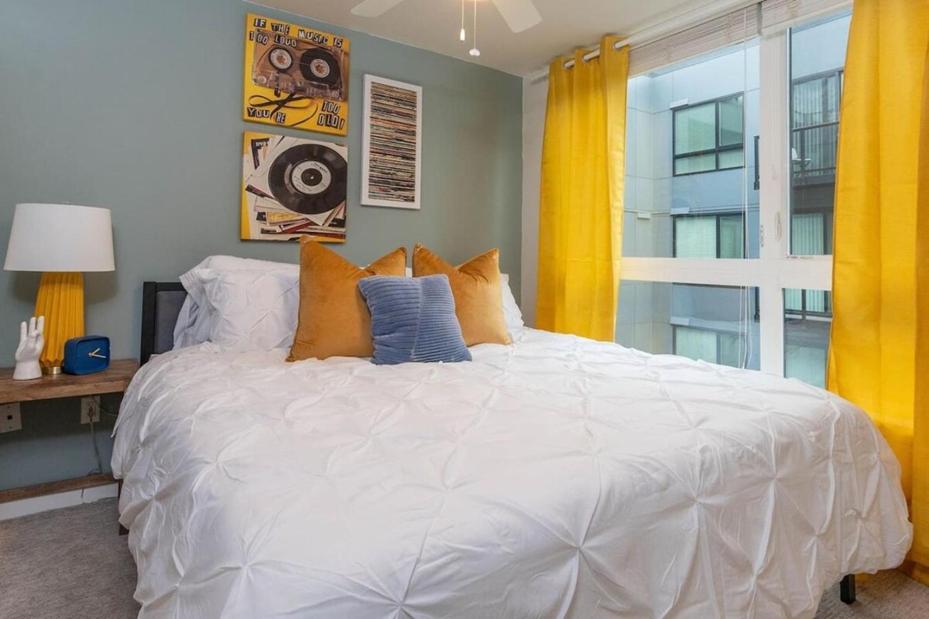 Self Check-in-washer-dryer-4ksmart Tv-king Bed-gym Aparthotel Tacoma